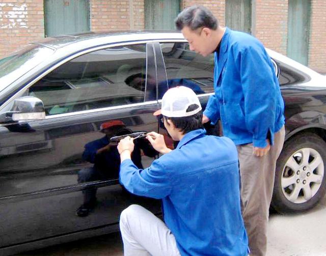 绩溪汽车钥匙丢在车里面怎么办?